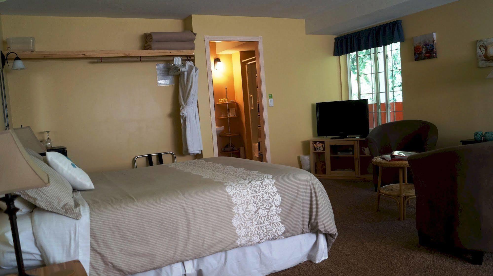 The Inn At The Ninth Hole Bed & Breakfast Salmon Arm Extérieur photo